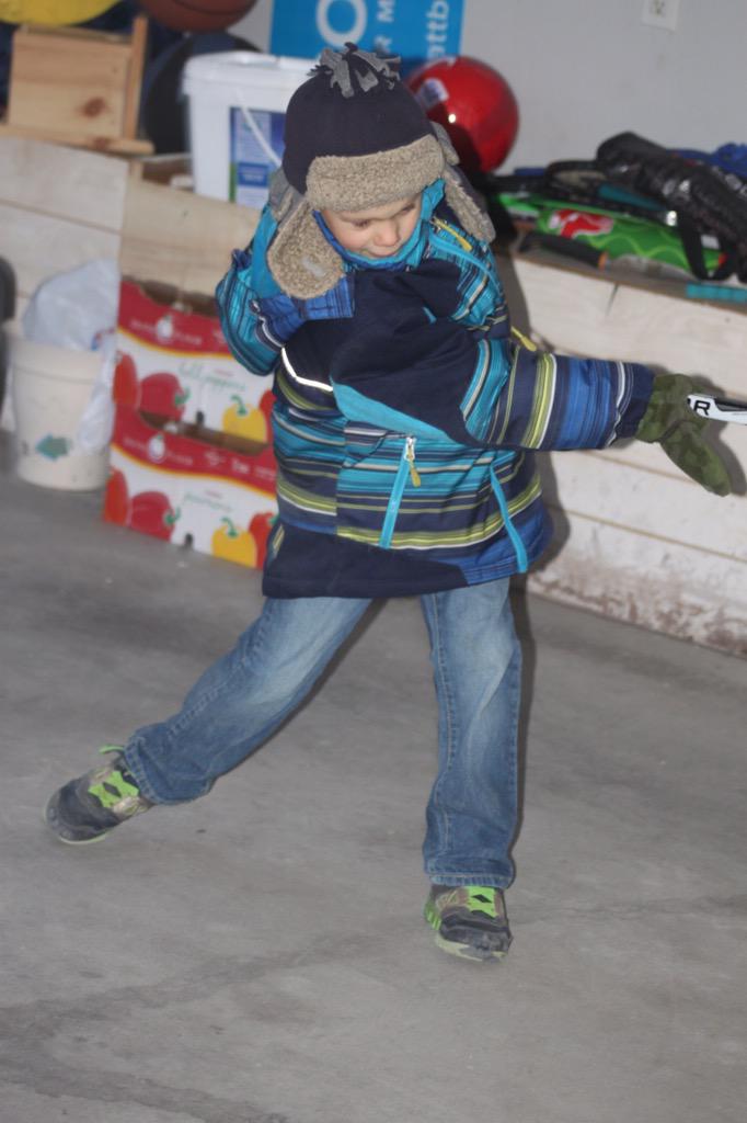 erinmutch's tweet photo. 6 yr.+1 new hockey net= 3.5 hours (so far) in garage this afternoon. #ScreenFreeHoliday @MLHealthUnit #GetYourMoveOn http://t.co/OyDrVzCGmF