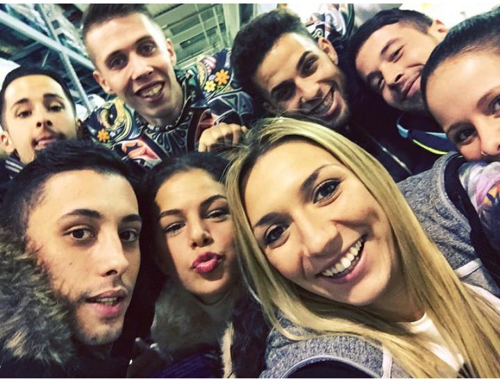 pauladavida13's tweet photo. Mejor rodeada que @paula_GH15 nadie eso seguro:) http://t.co/RsvNOMsERz