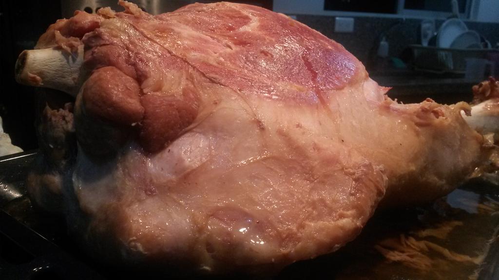 Bucaramanga's tweet photo. #31BUC “@k_elemento: #UnDatoBuc El ante y el después del pernil de cerdo para la cena de año nuevo #ModeChef http://t.co/ZK7FLd81eT”