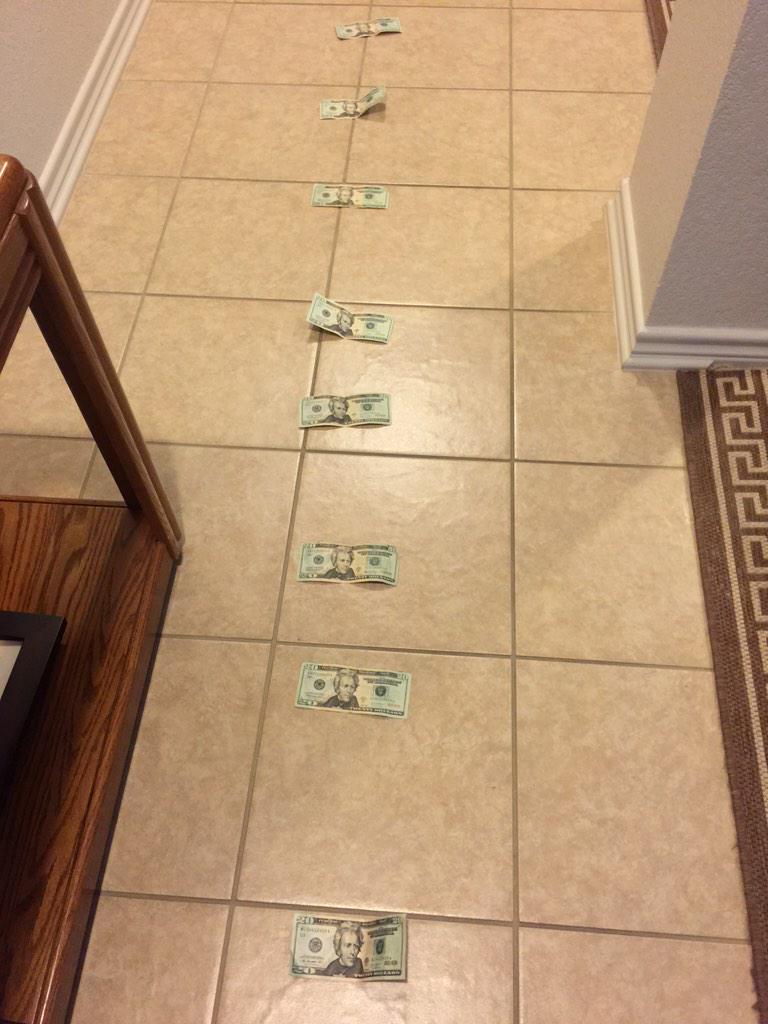 _andieeee's tweet image. My brother always leaves a surprise for me . 
😍🙌❤️