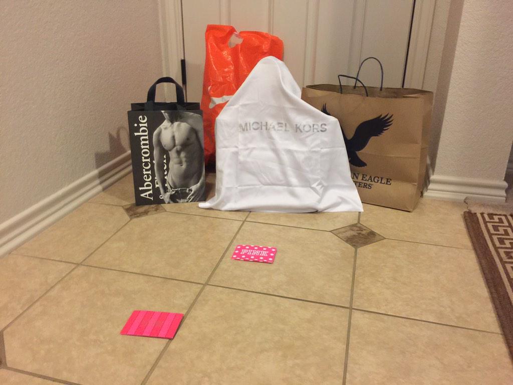 _andieeee's tweet image. My brother always leaves a surprise for me . 
😍🙌❤️