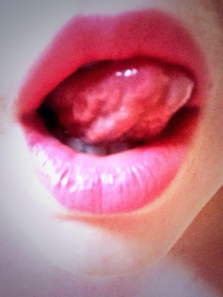 fairydust_29's tweet photo. Insert a big throbbing cock here. Make sure to leave you're cum 😛😍 #cum #blowjob #tongue #lips #porn http://t.co/Z3n9x6L5ty