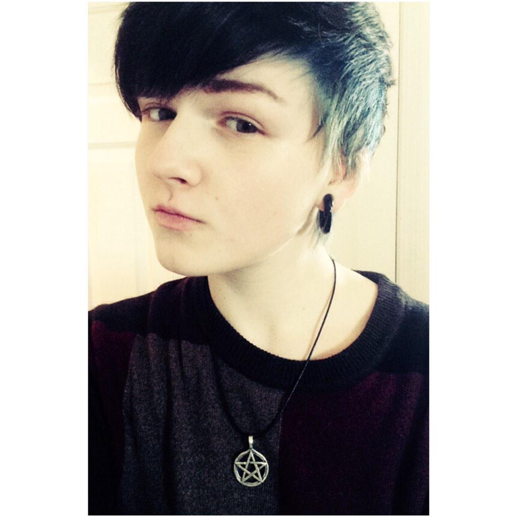 HeresWonderwall's tweet photo. New necklace (finally got a pentacle again) and sized up to 0g 👌 http://t.co/p59fPAhvXD