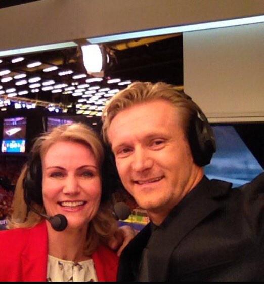 lasseboesen's tweet photo. #mit2014 meget kan gentages i 2015. Dette bliver nok svært #selfiemedhelle #selfiewiththeladyinred Godt nytår #dkpol http://t.co/9iCHjuM0dg