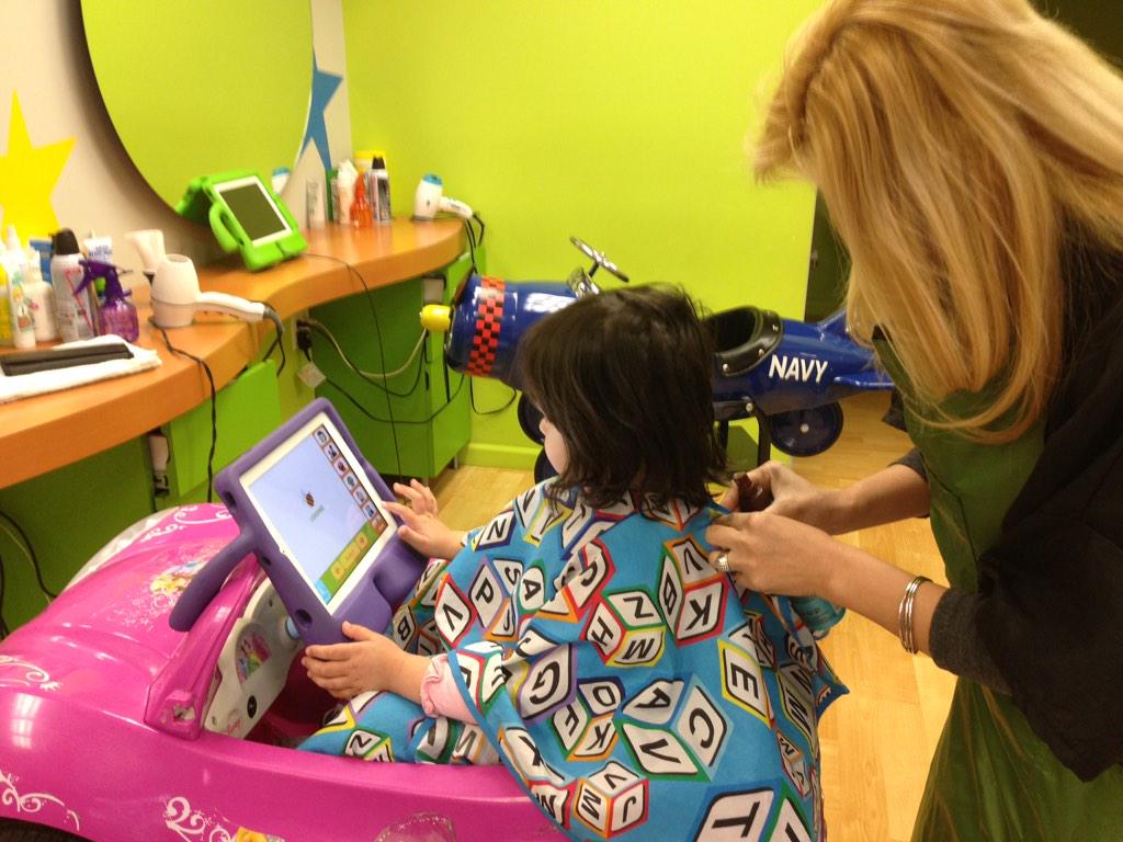 valerierichards's tweet photo. My niece's salon is cooler than mine #LosAngeles #ipads #princesscars #jealous http://t.co/KHIt9p0PCm