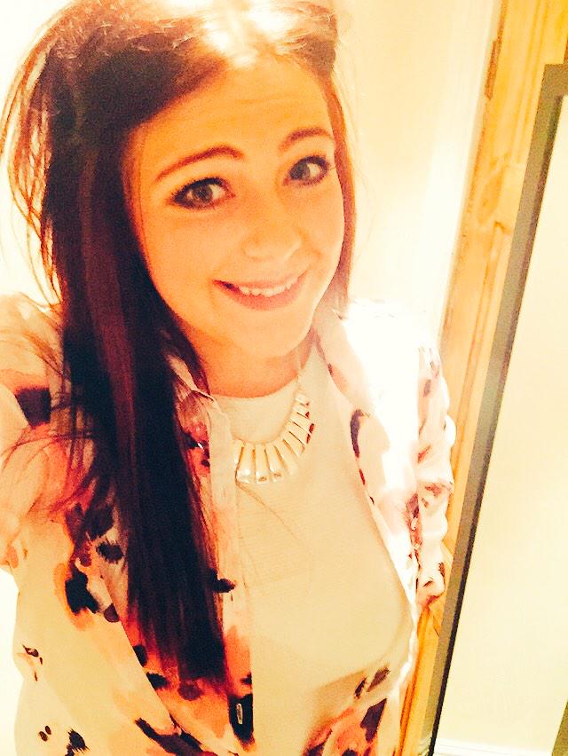 xcarlymc2011x's tweet image. #bronzedlook 😜