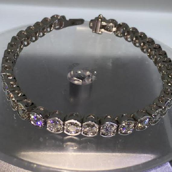 dtcincla's tweet photo. 9 carat Basel Set Diamond Bracelet http://t.co/rSDsoRXp6f