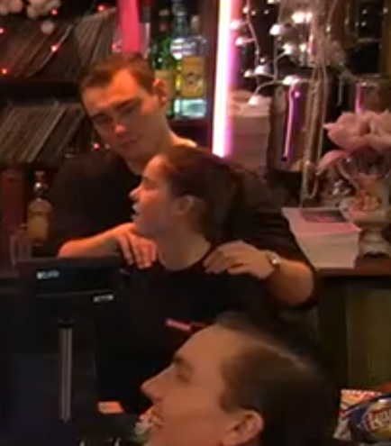 Top2000cafe's tweet image. Een klassieke versiertruc van de barman: de massage. #Top2000 #Top2000cafe