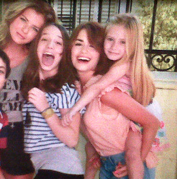 EsperanzaRAL's tweet photo. Ale vos ya sos parte de esta familia...las amo a las 3. Y en esta foto falta el rey de la casa, que lo amo. http://t.co/mkUzVC2m5d