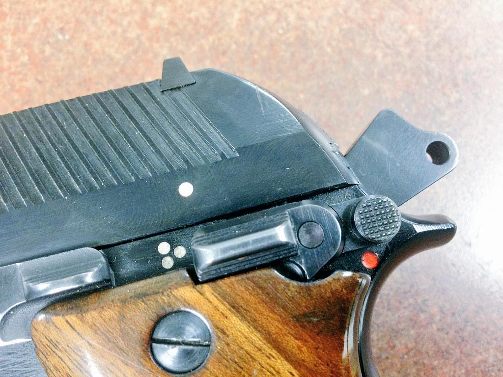 GunsAndAmmoMag's tweet photo. This is the #GiggleSwitch and rear safety lever position on the rare Beretta 93R select-fire pistol. @Beretta_USA http://t.co/8e1GfXz36s