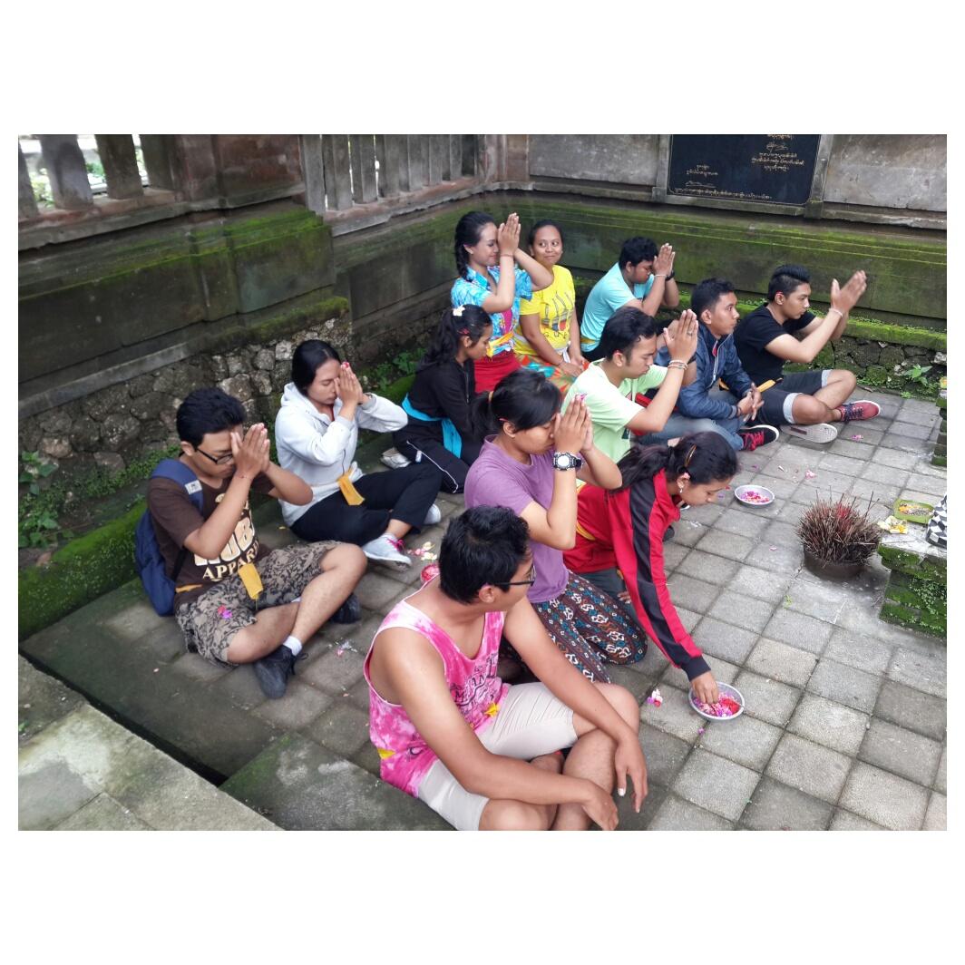 Okee kita dah sampe di rektorat..
sekarang sembahyang dulu...
terus bersiap buat tampil..
^^