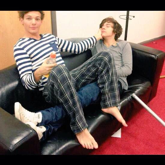 Seventeen_Unit's tweet photo. HOW THIS LOVE SINCE THEY WAS BORN, COULD SEPARATE 😕
#harrylouyear #larryleaked #harrystyles #StopToControlLarry http://t.co/1vaI1cWtcm