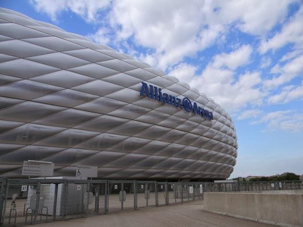 CatatanAHS's tweet photo. Mamang udah di allianz arena sama @BMAKOFFICIAL mau futsal, biar sehat http://t.co/d0uXGSFPtz