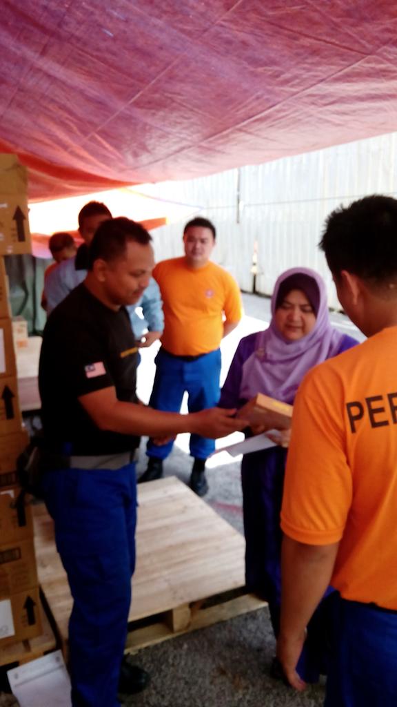 ERCBentong's tweet photo. Lawatan Dato'@kpjpam di Pusat Pengumpulan Bantuan @jpamwp  @JPAMPUTRAJAYA http://t.co/TioQSfh1DV