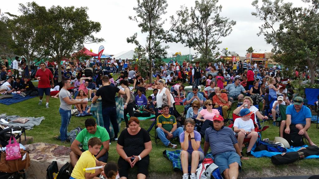 Barangaroo's tweet image. 4,000 Sydneysiders enjoying Sydney's newest park and NYE at #BarangarooPoint