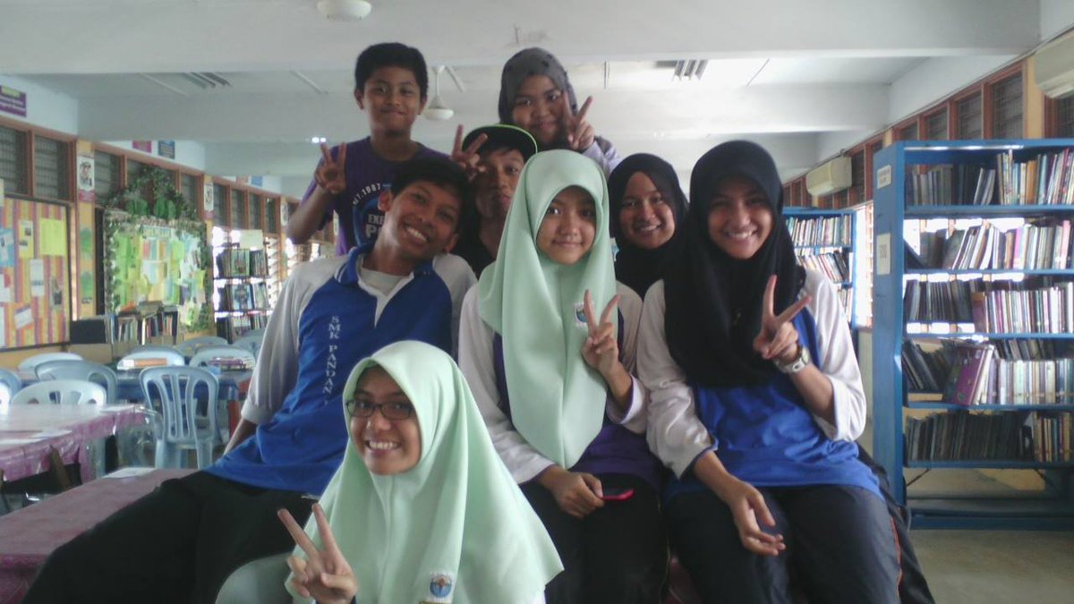 SitiNurEzzatty's tweet image. Rindu korang smua @amienah11 
#memory2014
#Library
#faiz #mizan #hidayat #najihah #saadatul