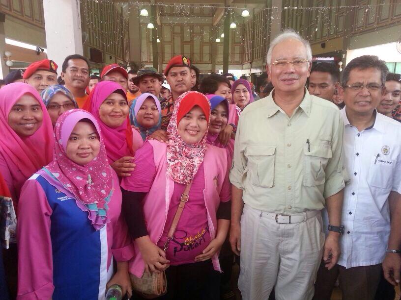 Queyanie's tweet photo. Terima kasih Pm krn sudi dtg Kemaman @NajibRazak @wanabdhakim @nanabdwahab @Rozitaismail_79 @rozimamatN21 http://t.co/ZRntEtG5ty