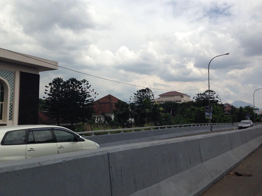 galuhgrind's tweet photo. @infobdg mobil pada puter balik di jembatan layang pasopati. Lawan arah. Macet pisan lur. http://t.co/g7VVBet8MV