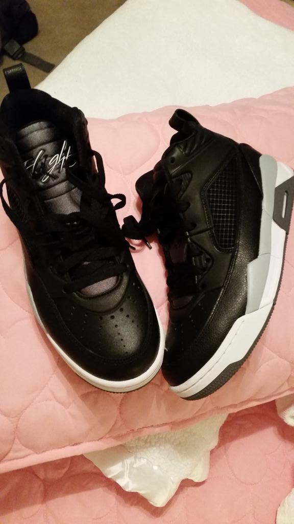 rashellmunoz's tweet photo. My new JORDANS 😛 💕👸❤❗💜👄😛😛😛😛👣#FLIGHTS #nikejordans #shellshell http://t.co/784muvUXGt