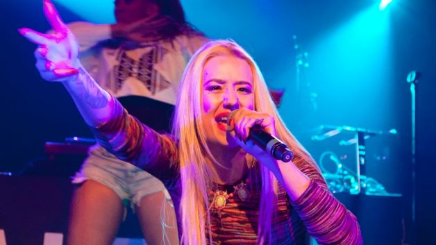 WHOS A BETTER RAPPER?

RT FOR REESES PUFF GUY 

FAV FOR IGGY AZALEA