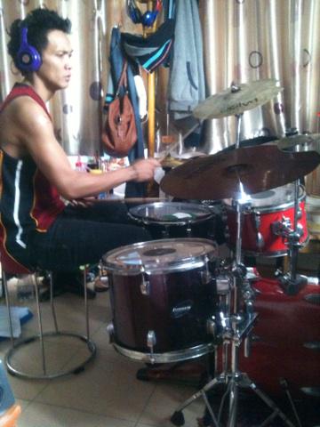 SineKwaNon_Jen's tweet image. #gettingreadyfortonight #practicingdrums #newyearseve