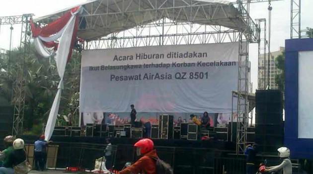 RadioElshinta's tweet photo. Sbg bentuk bela sungkawa thd korban AirAsia, panggung hiburan utk tahun baru di dpn Gd. Grahadi Surabaya dibatalkan. http://t.co/jYgtgWs82A