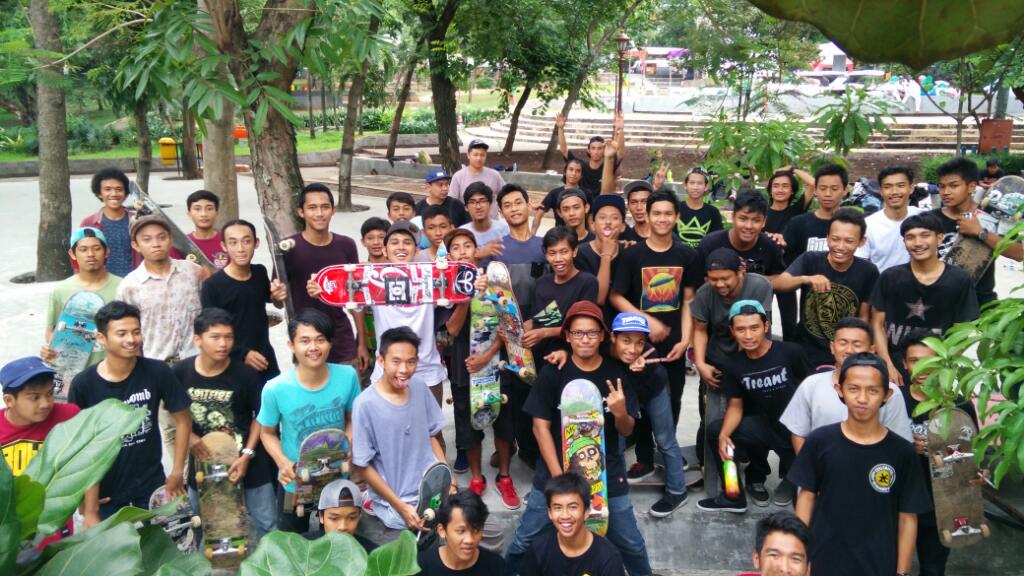 ayo skateboarding di tamanKb skatepark