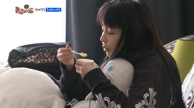 pyopeasant's tweet photo. PARK BOM (@haroobomkum) APPRECIATION POST 6/14 : BOM MOKBANG http://t.co/lFw2AncC13