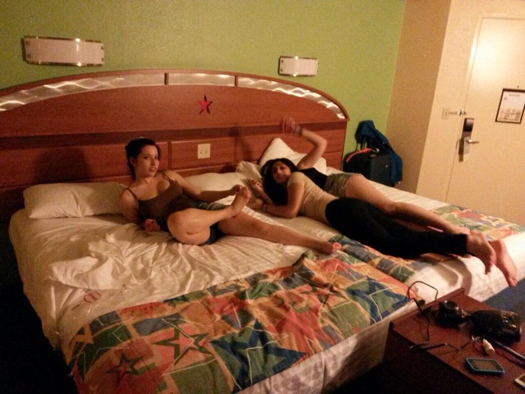 santivera__'s tweet image. extraño que tres vacas invadan la pieza... @CamiiPandu @LuuModica @MerMatta