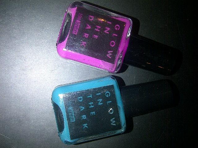 SAbeautyBuzz's tweet photo. @sigcosmetics #disappointed #glowinthedark doesn't glow at ALL 66.) http://t.co/8nnYEn4jOm