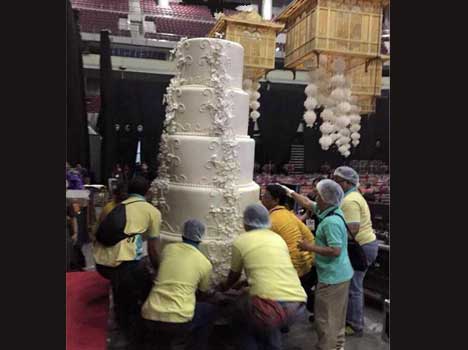 AmarUjalaNews's tweet photo. दुनिया का सबसे बड़ा केक? छह फुट से भी ज्यादा ऊंचा http://t.co/5hAQPgDACT #cake #largestcake http://t.co/7g5GvXBCmf