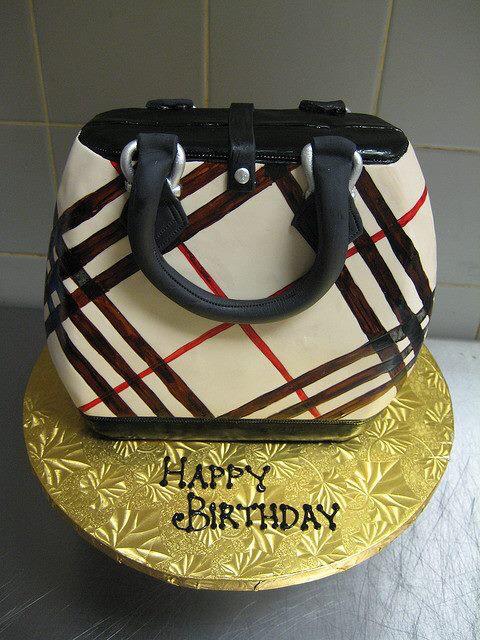 BakeryPics's tweet photo. Fashionable cakes! Almost to beautifull to eat... http://t.co/VPLn29DJs3