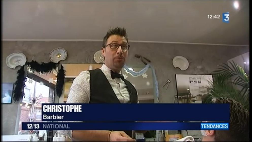 Synthé malice et écharpe rouge dans le 12-13 de France3