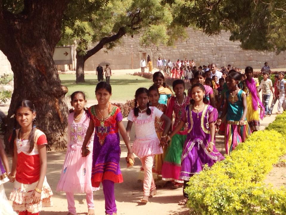 Met so many children visiting the ancient ruins of Hampi. #India  #guiddoo goo.gl/UogLKq