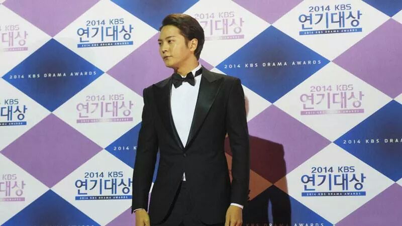 Levilevinia's tweet photo. RT @KBSWorldTV: Nice suit #Joowon! ♥.♥ http://t.co/T4O4jRLby2