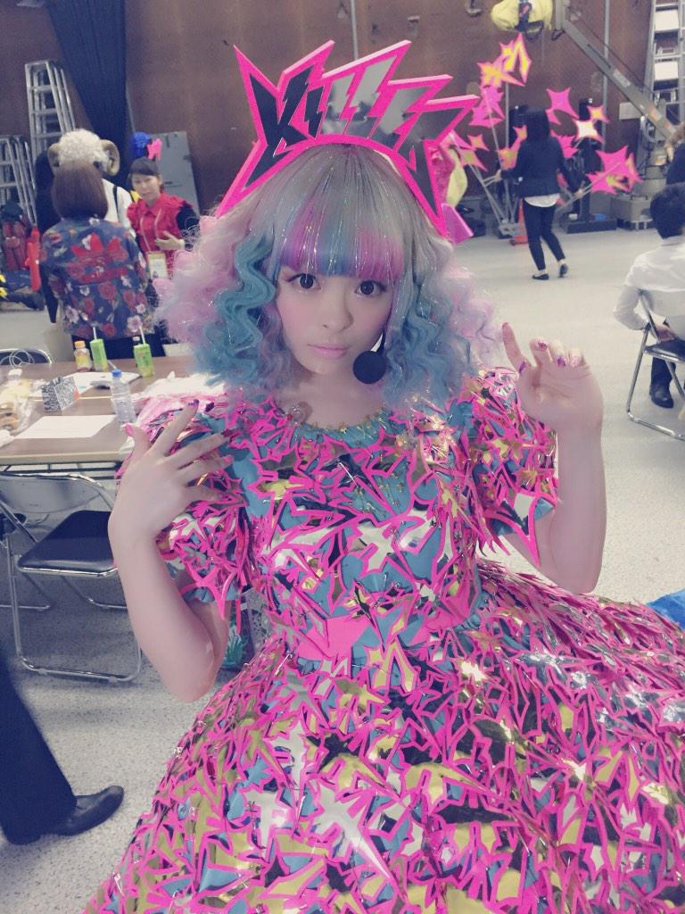きゃりーぱみゅぱみゅ Twitterissa キラキラと服にたくさんあるのです Http T Co L7qwuffg5j きゃりーぱみゅぱみゅ Twitterissa キラキラと服にたくさんあるのです Http T Co L7qwuffg5j