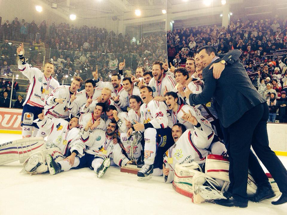 RadioIsa38's tweet photo. #Info Les @bruleursdeloups gagnent la coupe de la ligue !
Réactions de #Taratari et #Martel : http://t.co/KqZJgp2T8V http://t.co/WqlRNVdItn