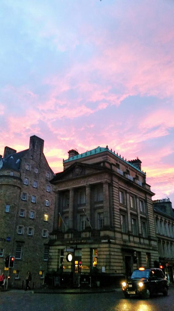 indothom's tweet photo. Wish every morning walk to work looked like this. Last sunrise of 2014 a beauty in Edinburgh! #Edinburgh #blogmanay http://t.co/KWk3lKlt77