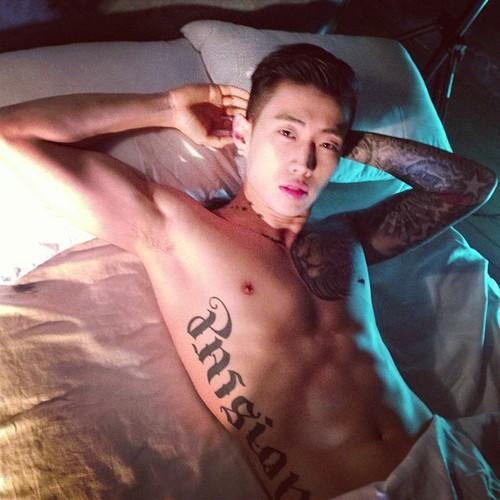 kangjaypark's tweet photo. Ujannn enakan tidir temenin om yuk bobo cuman buat  uke http://t.co/AlK99ydCqd