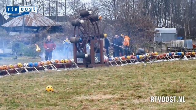 rtvoost's tweet photo. LIVE: Carbidschieten met 100 melkbussen in weiland bij Onna op oudjaarsdag http://t.co/57lOIZyUIq #rtvoost http://t.co/2eaoRRUhek
