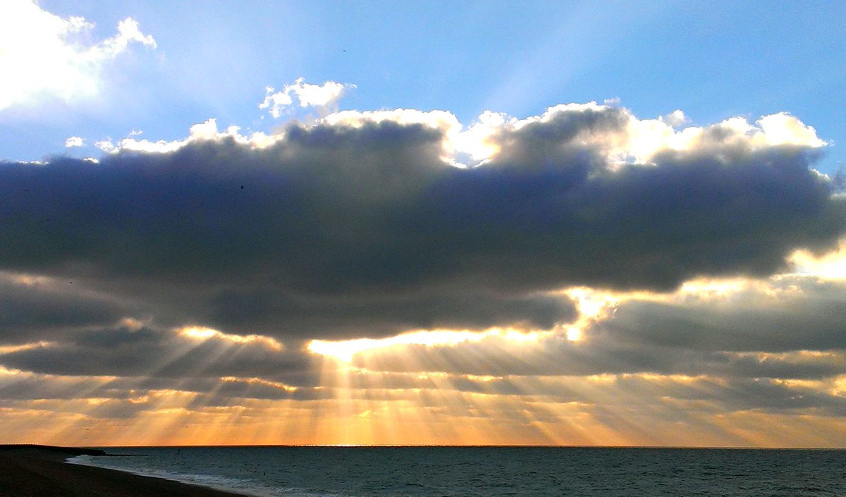 SussexExpressPh's tweet photo. Colourful sky this morning from Seaford beach. http://t.co/gzUqVw9DLZ