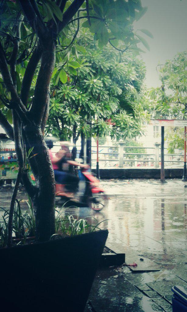 Ismailibnu14's tweet photo. Udan terus http://t.co/veXaSD6Znc