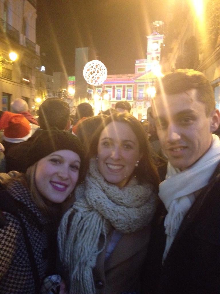 Teresaa92's tweet photo. Yo ya me he tomado las uvas!!!!! ...con @jesusvazon @SaraLues y #mario! Feliz añoooooooooooo!!!!!!! ;) http://t.co/rvx53Li5eK