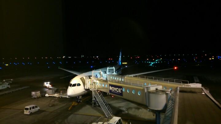 Tuki T Ukita 帰りは新千歳空港から 展望デッキは冬季閉鎖中でした 残念 まもなく大阪へ 何事もなく年を越せることを祈りつつ Http T Co 4jfalililm