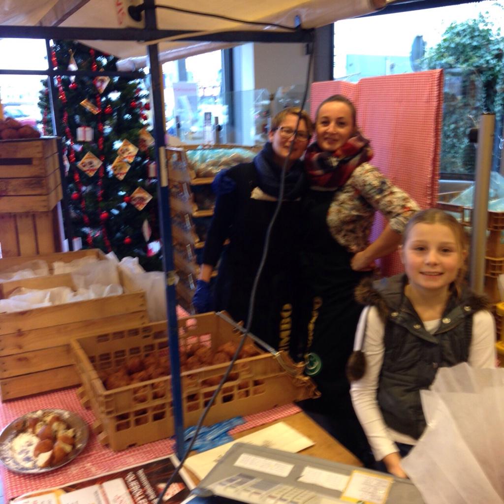 Bij Jumbo Froukje Sloot wachten deze dames om aan u heerlijke oliebollen te verkopen #STB