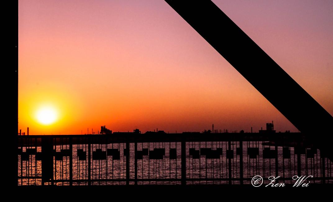 zenwei's tweet image. 2014年最后一道晚霞，看着也呆了，人生即是一段一段回忆拼凑的结局，一年里失去比得到的更多，对于一件事一个人的挣扎留恋抵不过认识自己来的直接，认清自己才能理解他人，更懂得善待[太阳]