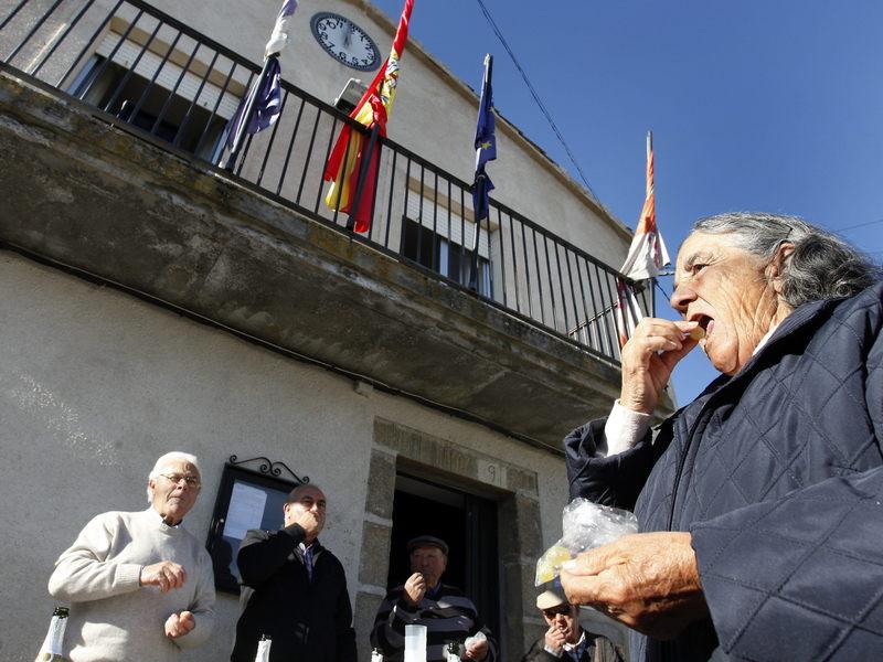 A3Noticias's tweet photo. Villar de Corneja (Ávila) anticipa las campanadas al mediodía por la longevidad de sus vecinos http://t.co/tk94Ll2Rk4 http://t.co/GPSPNyAO79