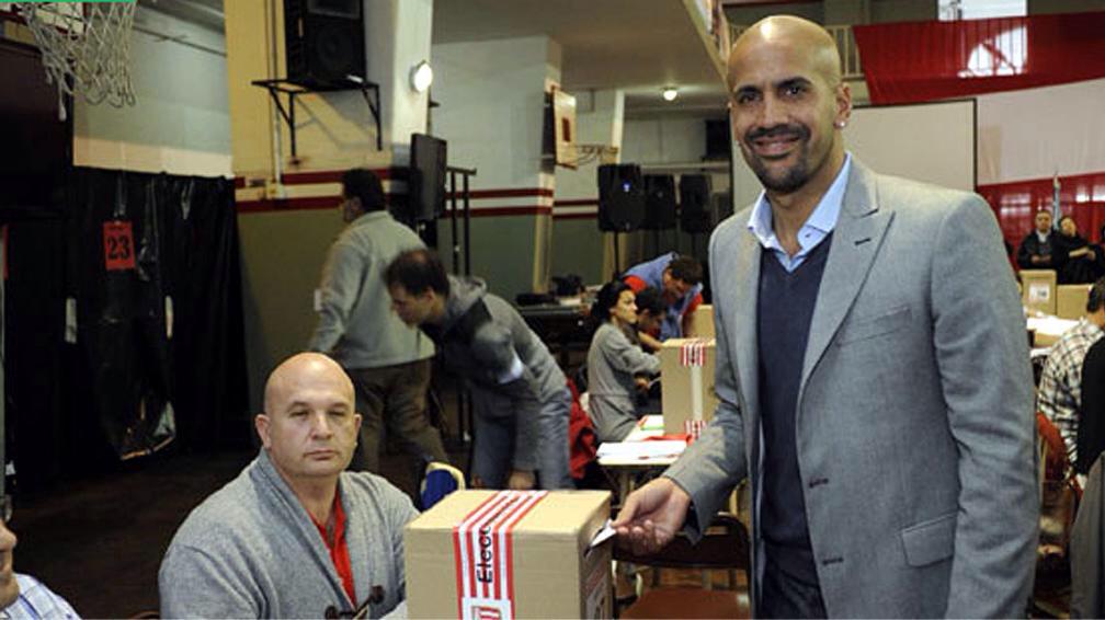 RevistaAnimals's tweet photo. #EDLP #El2014 El 5/10 Sebastian Verón se convirtió en nuevo presidente. Lo apoyaron más del 75% de los socios. http://t.co/OgjKPSsBtF