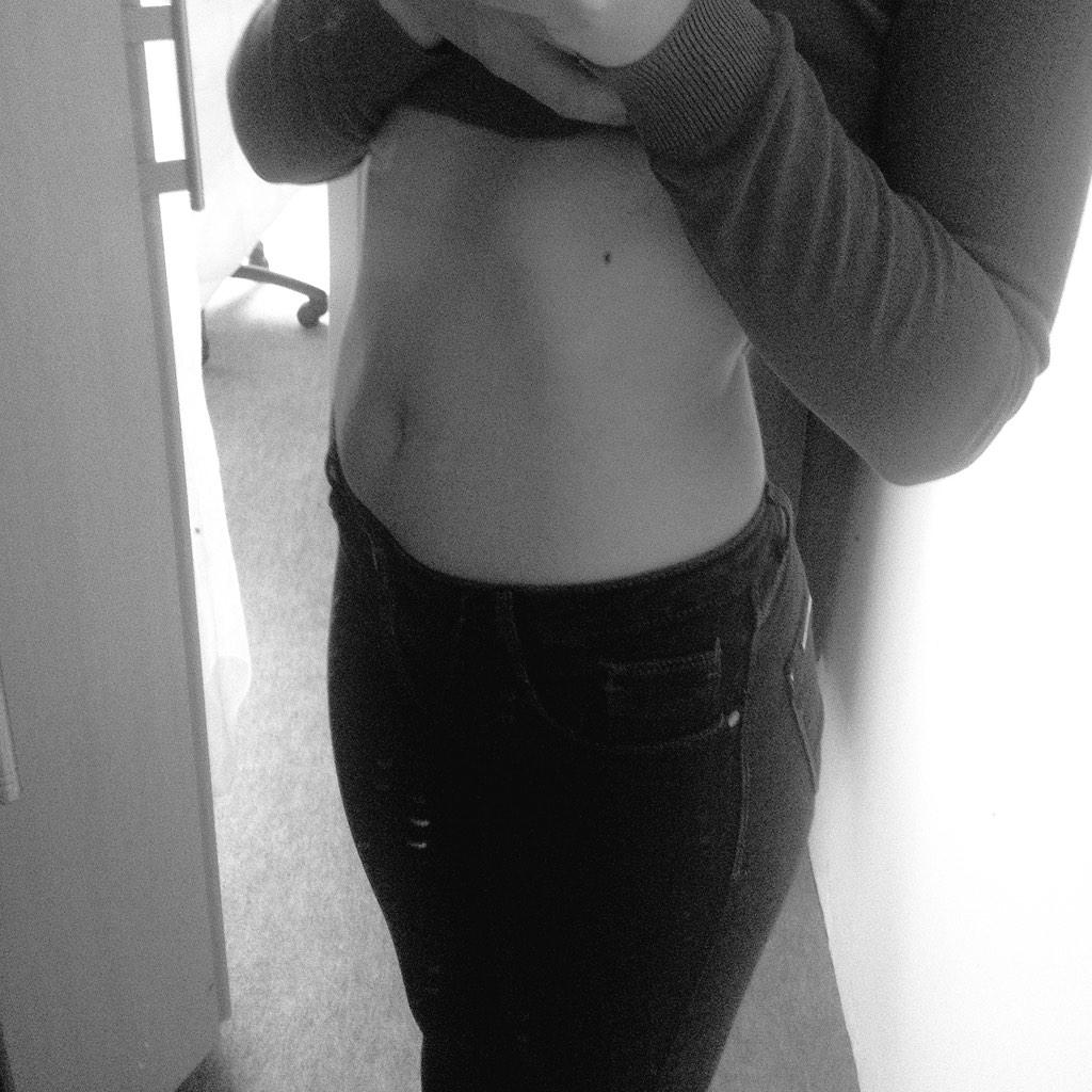 BeSkinnyOnly's tweet image. 53.7kg
Mon gros ventre..:(