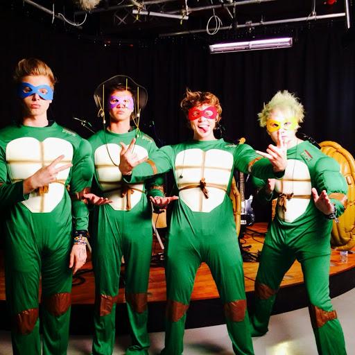 FiveSOSFanpage_'s tweet photo. Wish yall a happy nye!!!!😊💜🎉🎊 @Michael5SOS @Luke5SOS @Calum5SOS  @Ashton5SOS http://t.co/QWkGEXiVXS